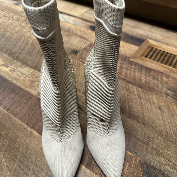 Steve Madden, studded heels, tan, size 7.5 - Picture 2 of 3